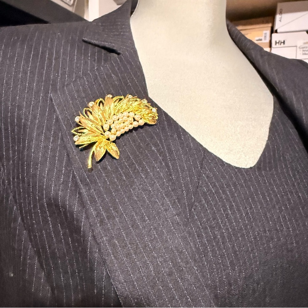 Elegant Gold Brooch with Pearl & Rhinestone Accents Vintage